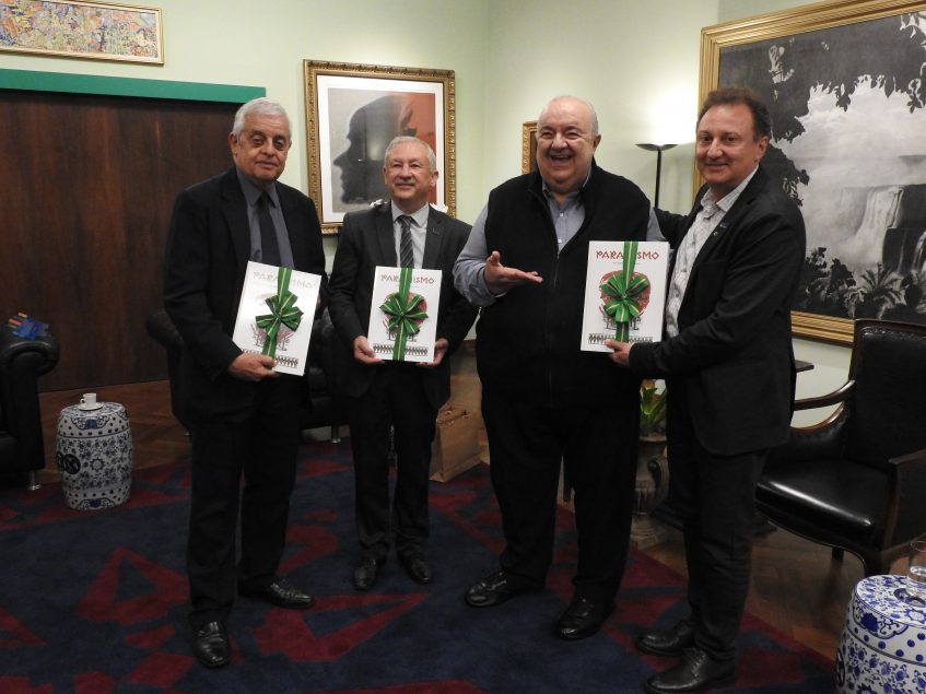 Assessor Parlamentar Eng. Civ. Euclésio Finatti, Presidente Eng. Civ. Ricardo Rocha, Prefeito Rafael Greca e diretor Eng. Agr. Clodomir Ascari em encontro na Prefeitura de Curitiba